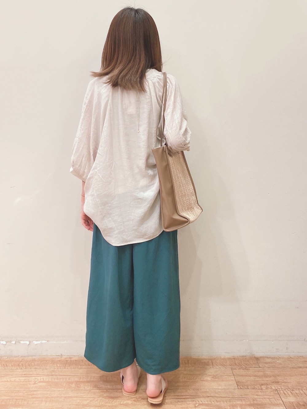 ベージュ系のその他トップス、ホワイト系のサンダル、ベージュ系のトートバッグを着用したレディースの夏コーディネートの3枚目の写真