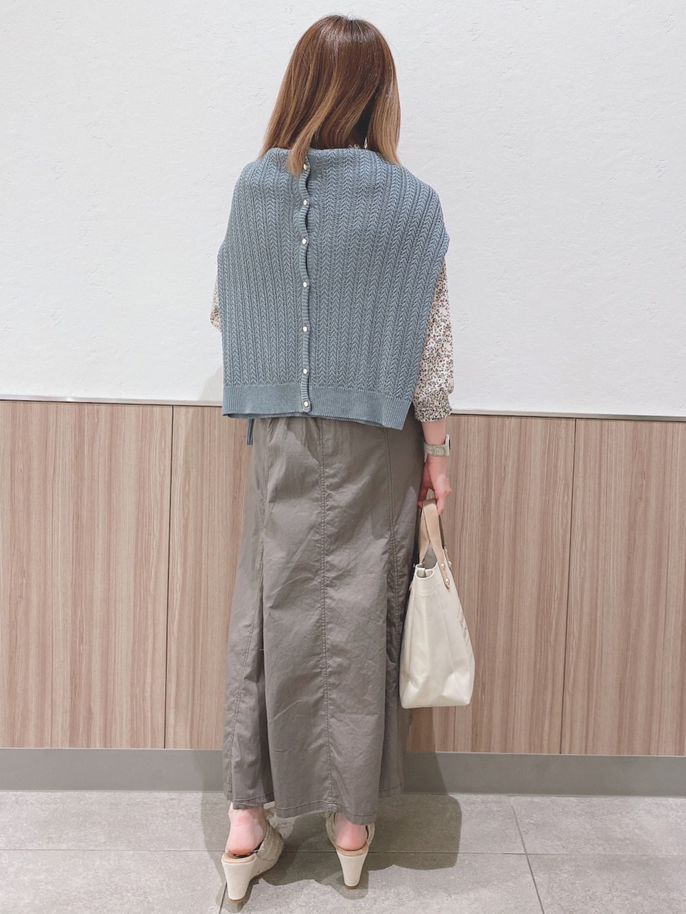 グレー系のスカート、ホワイト系のシャツ/ブラウス、ブルー系のカーディガン/ボレロを着用したレディースの春コーディネートの3枚目の写真