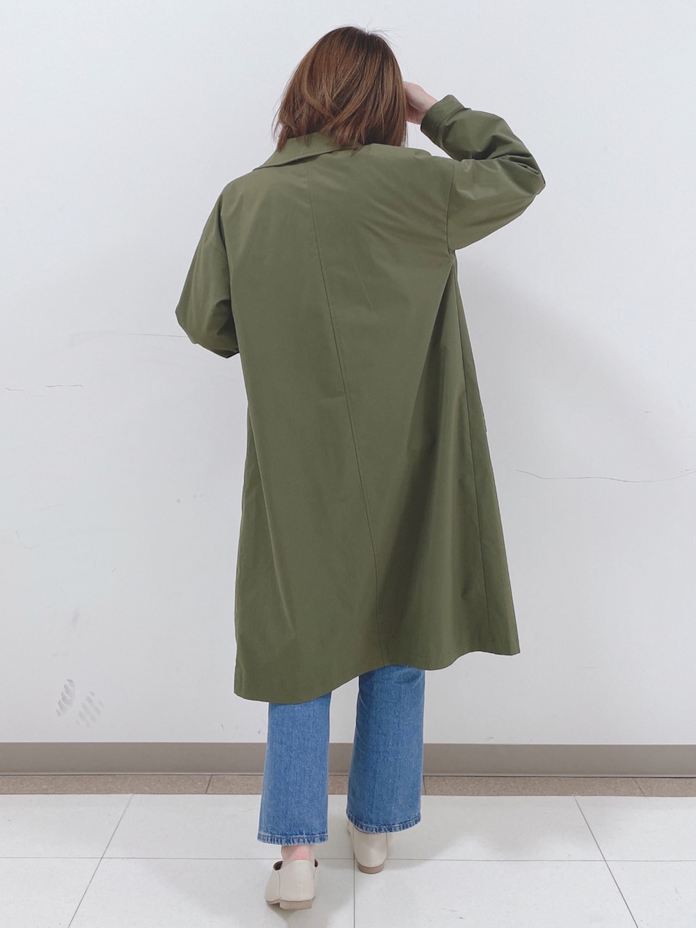 グリーン系のその他アウター、グリーン系のダウンジャケット/コート、ブラック系のTシャツ/カットソーを着用したレディースの冬コーディネートの3枚目の写真