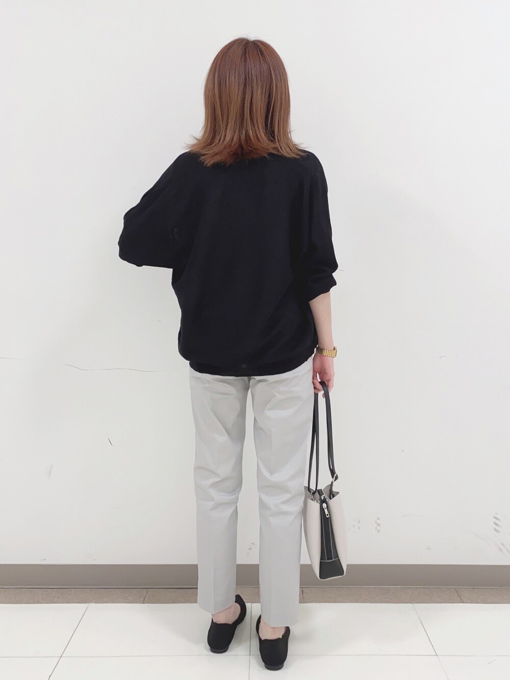 ホワイト系のTシャツ/カットソー、ブラック系のカーディガン/ボレロ、グレー系のその他パンツを着用したレディースの春コーディネートの3枚目の写真