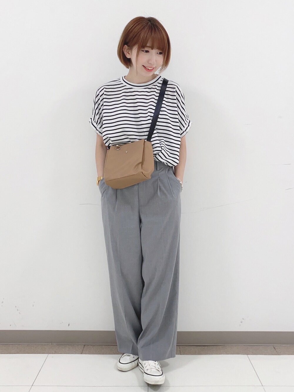 ブラック系のTシャツ/カットソー、グレー系のその他パンツ、イエロー系のショルダーバッグを着用したレディースの夏コーディネートの4枚目の写真