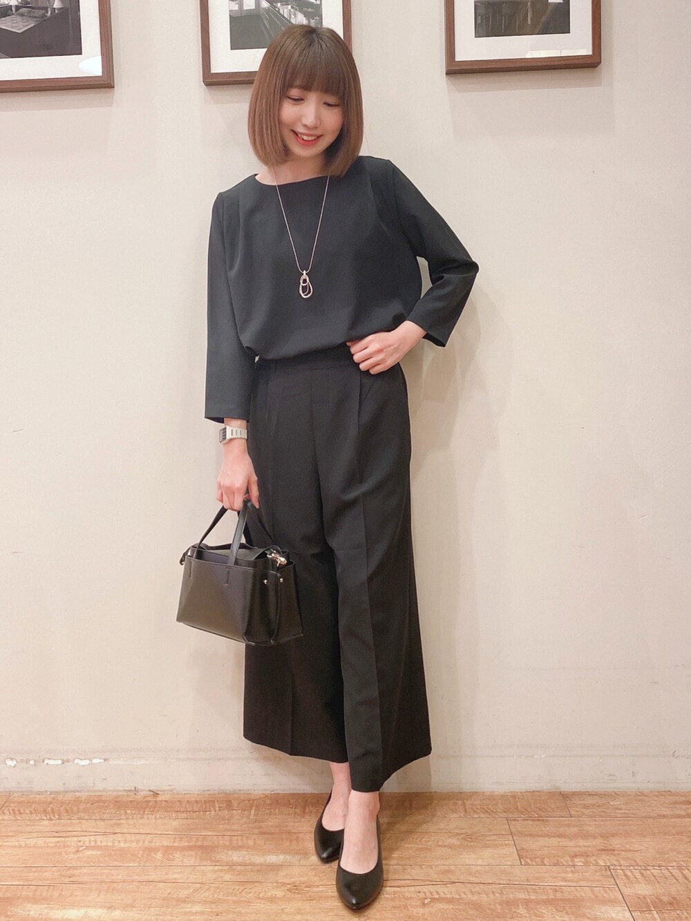 ブラック系のチュニック、ブラック系のその他パンツ、ブラック系のパンプスを着用したレディースの冬コーディネートの2枚目の写真