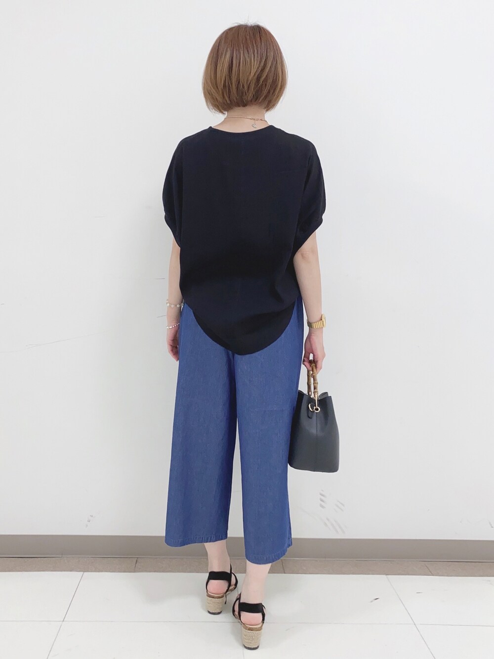 ブラック系のシャツ/ブラウス、ブルー系のその他パンツ、ブラック系のサンダルを着用したレディースの夏コーディネートの3枚目の写真