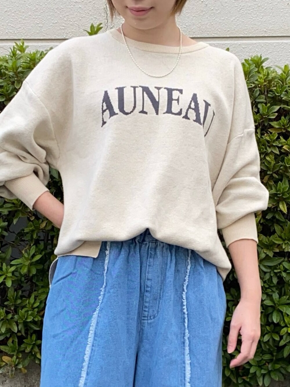 ホワイト系のニット/セーター、ブルー系のその他パンツを着用したレディースの秋コーディネートの4枚目の写真