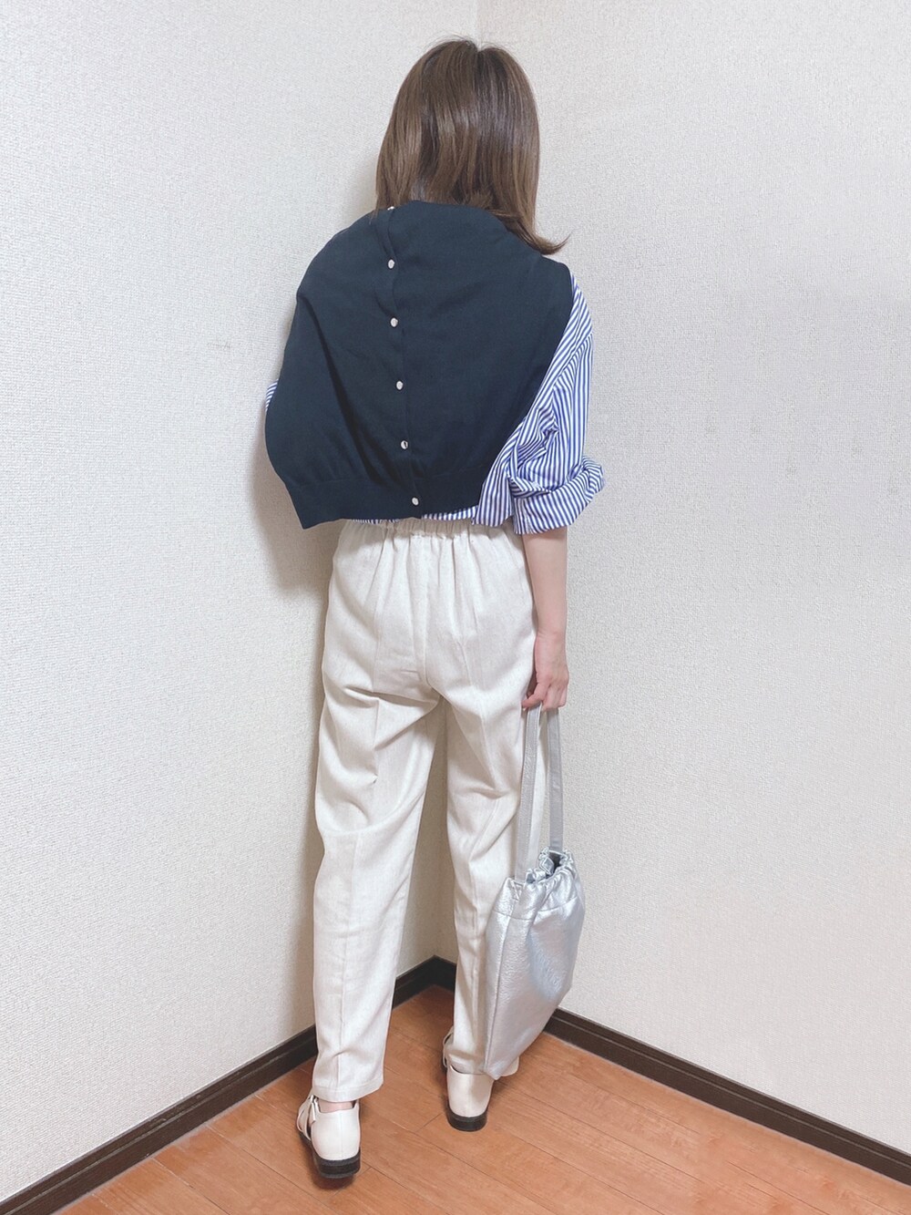 ブルー系のワンピース、ブラック系のカーディガン/ボレロ、ベージュ系のその他パンツを着用したレディースの春コーディネートの3枚目の写真