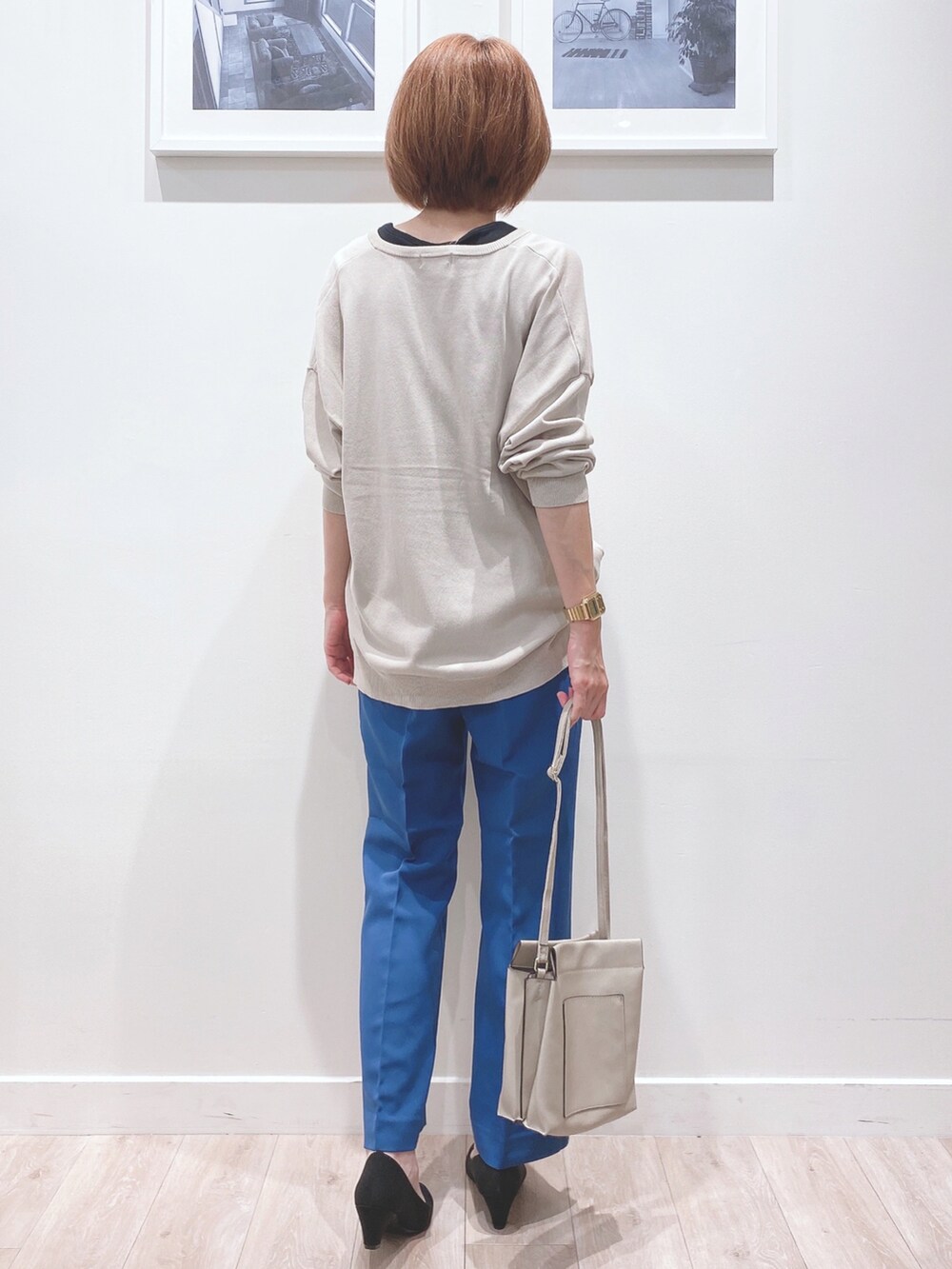 ベージュ系のカーディガン/ボレロ、ブルー系のその他パンツ、グレー系のショルダーバッグを着用したレディースの秋コーディネートの3枚目の写真