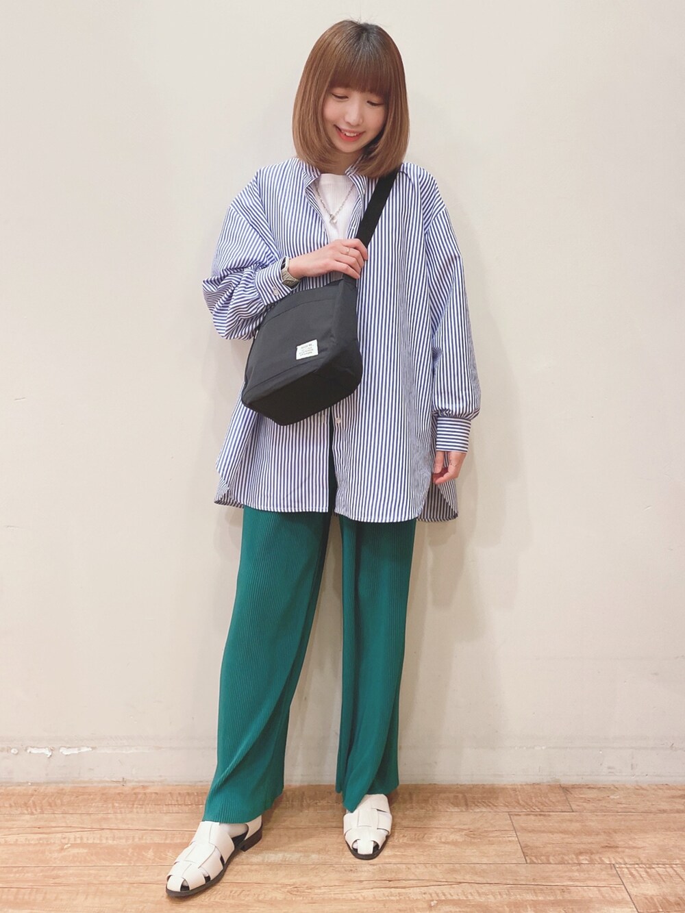 ブルー系のワンピース、グリーン系のその他パンツ、ホワイト系のシューズを着用したレディースの春コーディネートの4枚目の写真