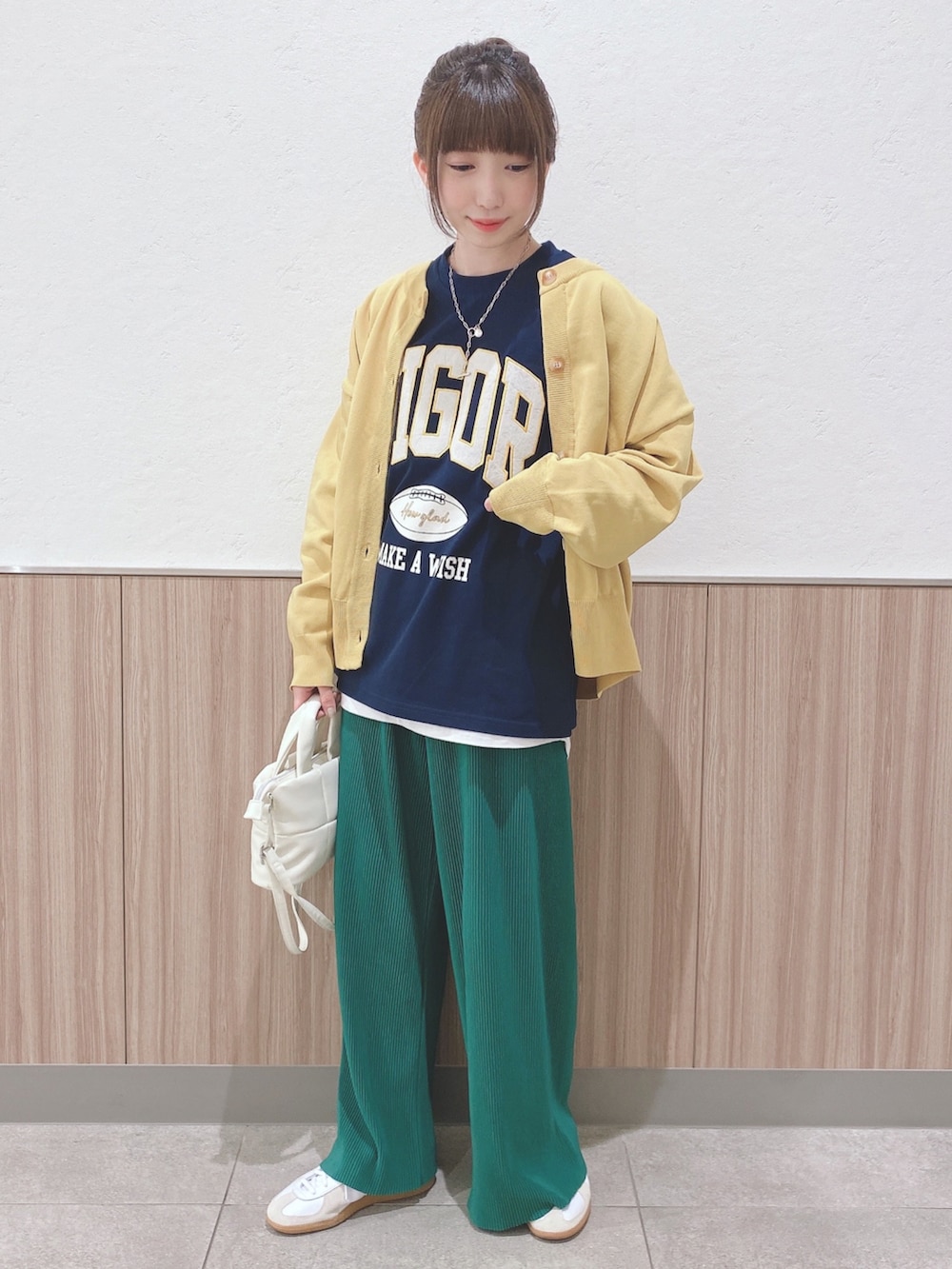 ブルー系のTシャツ/カットソー、イエロー系のニット/セーター、グリーン系のその他パンツを着用したレディースの春コーディネートの4枚目の写真