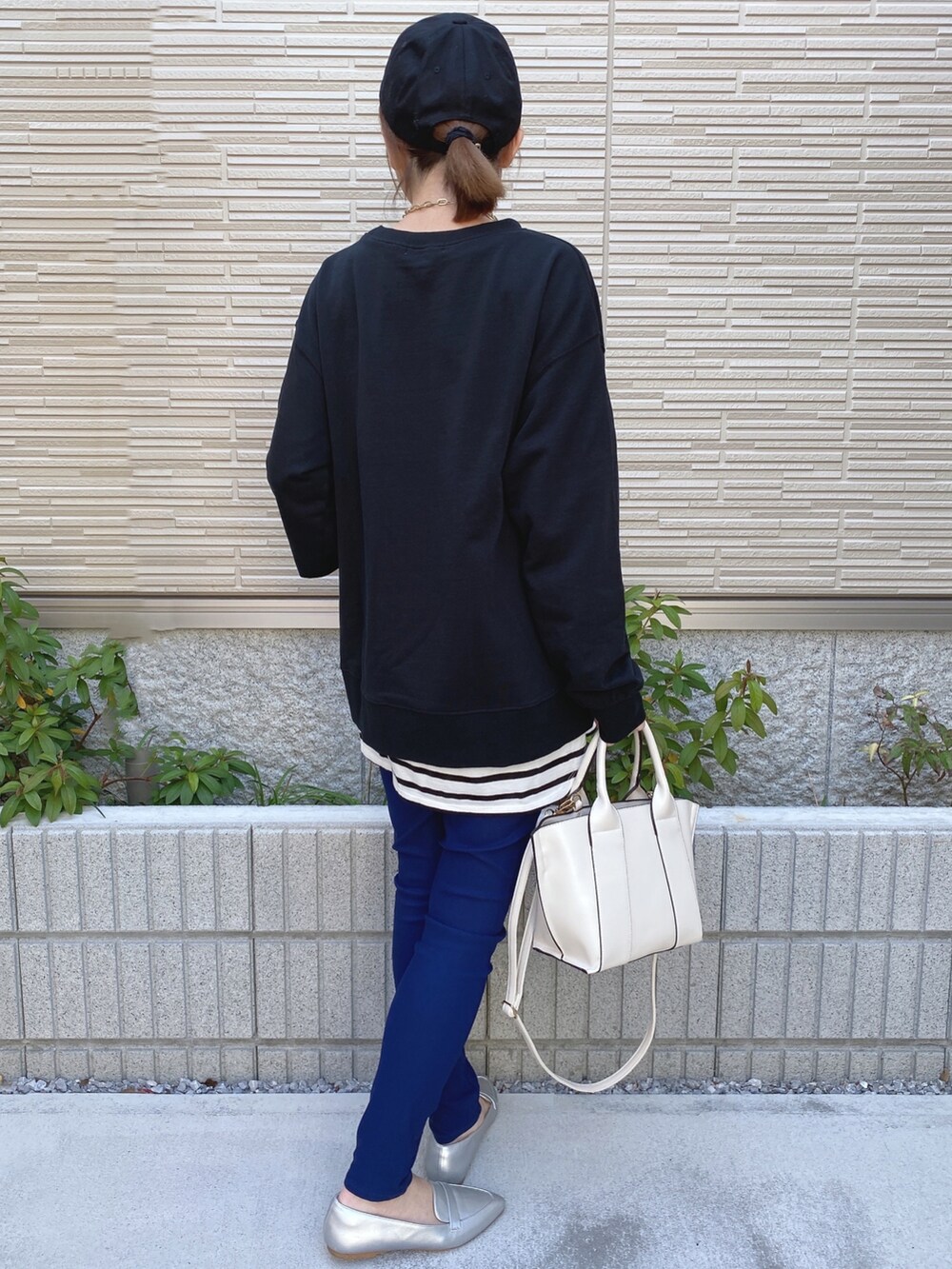 ブラック系のスウェット、ベージュ系のTシャツ/カットソー、ブルー系のその他パンツを着用したレディースの冬コーディネートの2枚目の写真