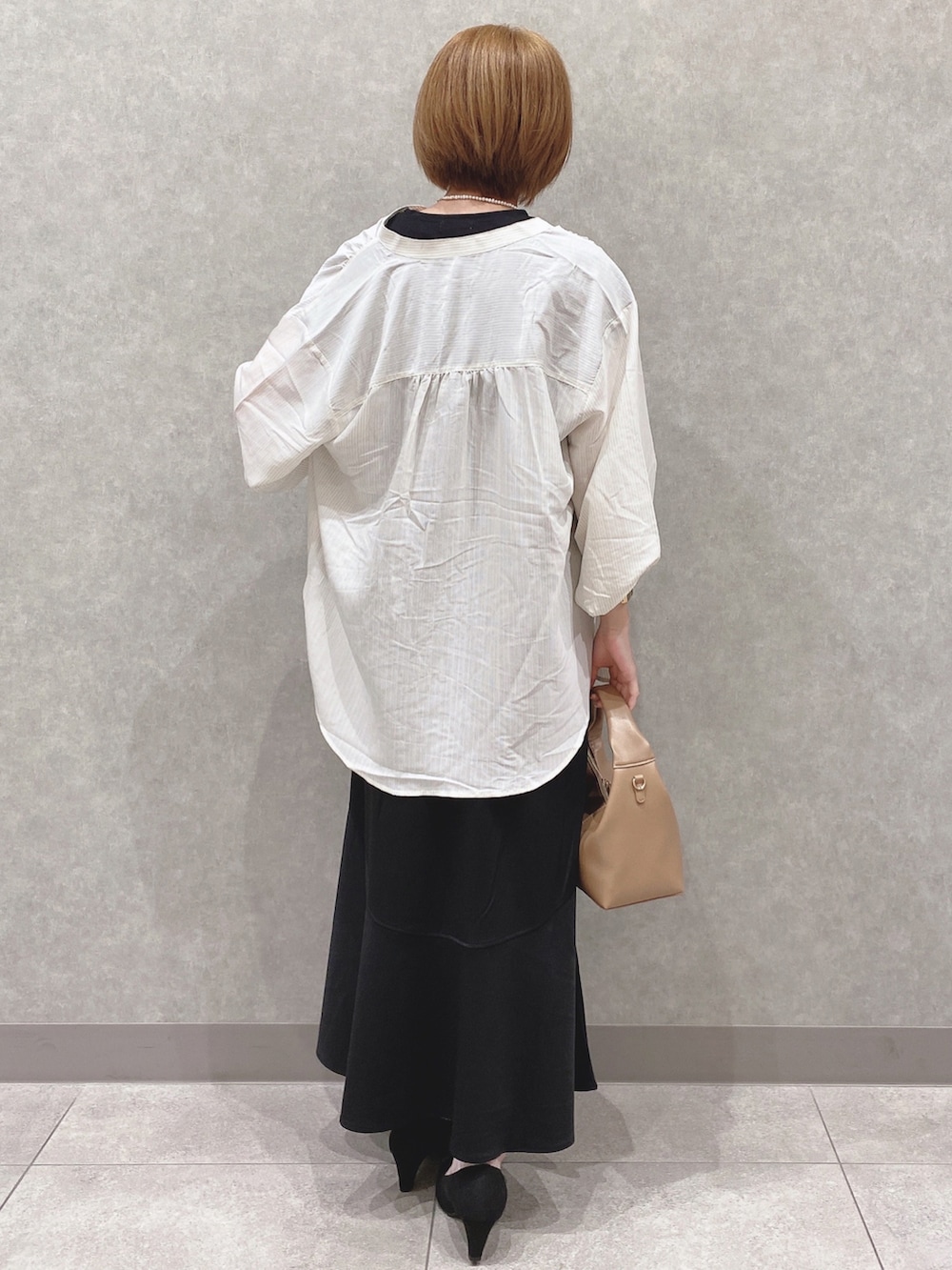 ブラック系のTシャツ/カットソー、ホワイト系のシャツ/ブラウス、ブラック系のスカートを着用したレディースの夏コーディネートの3枚目の写真