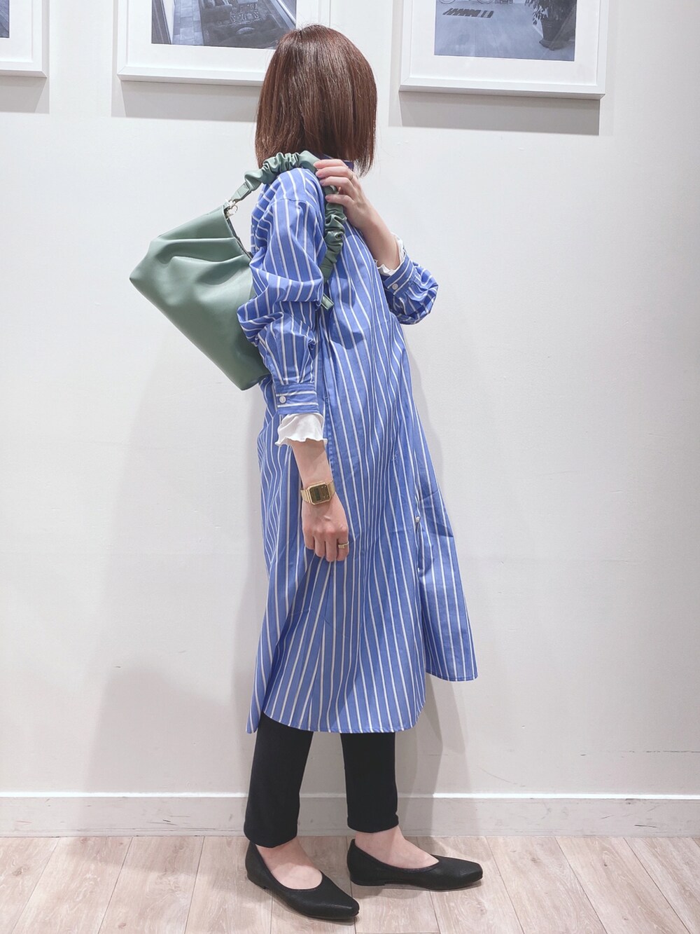 ブルー系のワンピース、ホワイト系のTシャツ/カットソー、ブラック系のその他パンツを着用したレディースの春コーディネートの4枚目の写真