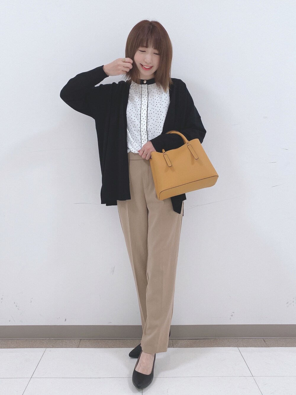 ホワイト系のシャツ/ブラウス、ブラック系のカーディガン/ボレロ、ベージュ系のその他パンツを着用したレディースの春コーディネートの4枚目の写真