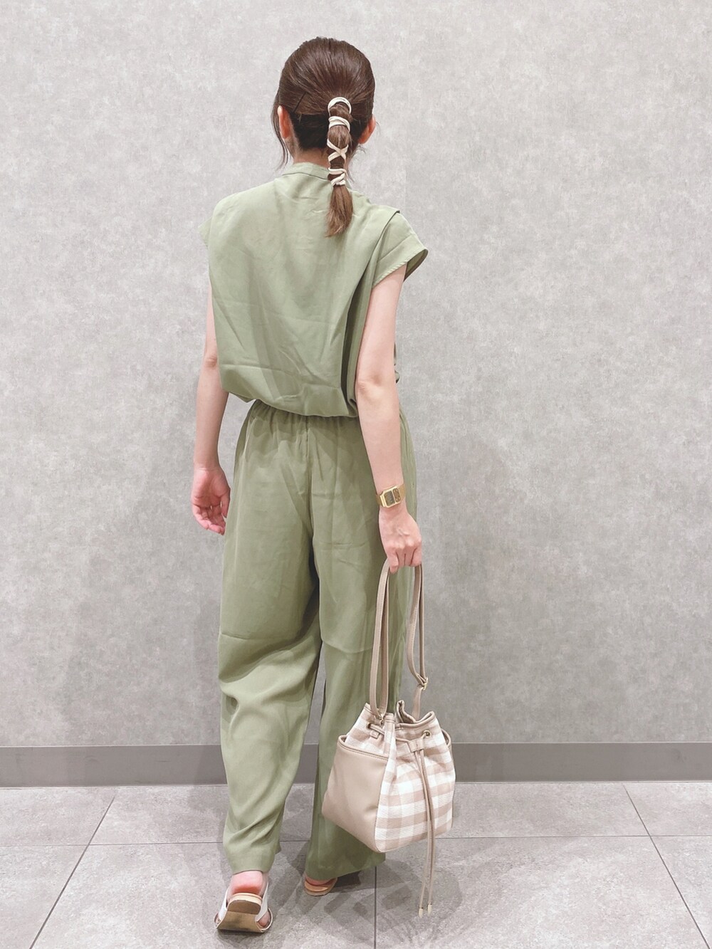 グリーン系のシャツ/ブラウス、グリーン系のその他パンツ、ベージュ系のサンダルを着用したレディースの夏コーディネートの3枚目の写真