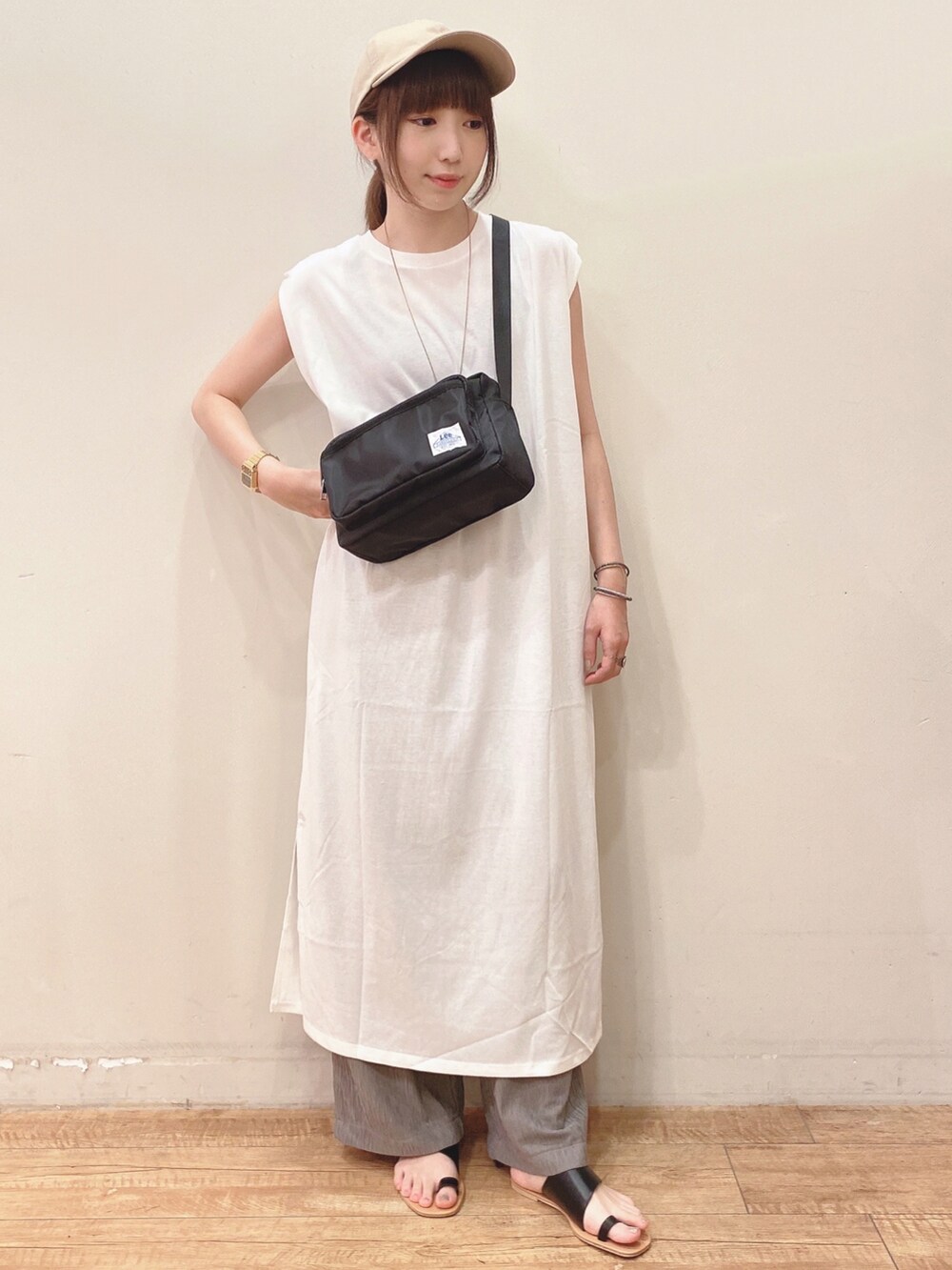 ホワイト系のワンピース、ベージュ系のその他パンツ、ブラック系のサンダルを着用したレディースの夏コーディネートの4枚目の写真