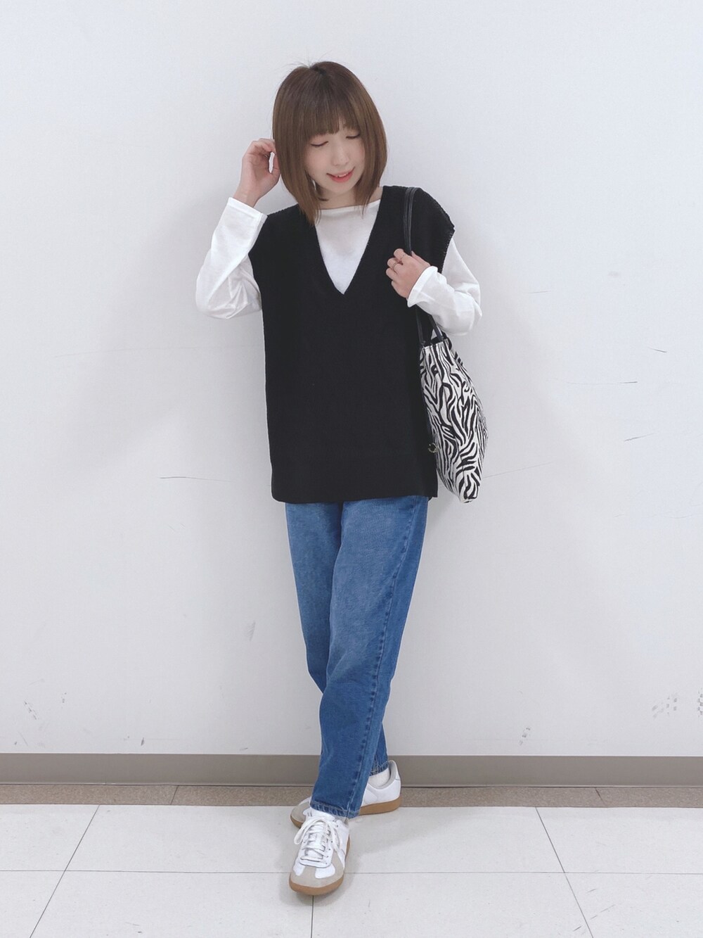 ブラック系のその他トップス、ブルー系のデニムパンツ、ブラック系のトートバッグを着用したレディースの冬コーディネートの4枚目の写真