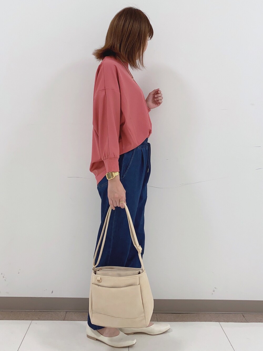 ピンク系のシャツ/ブラウス、ブルー系のその他パンツ、ホワイト系のパンプスを着用したレディースの春コーディネートの2枚目の写真