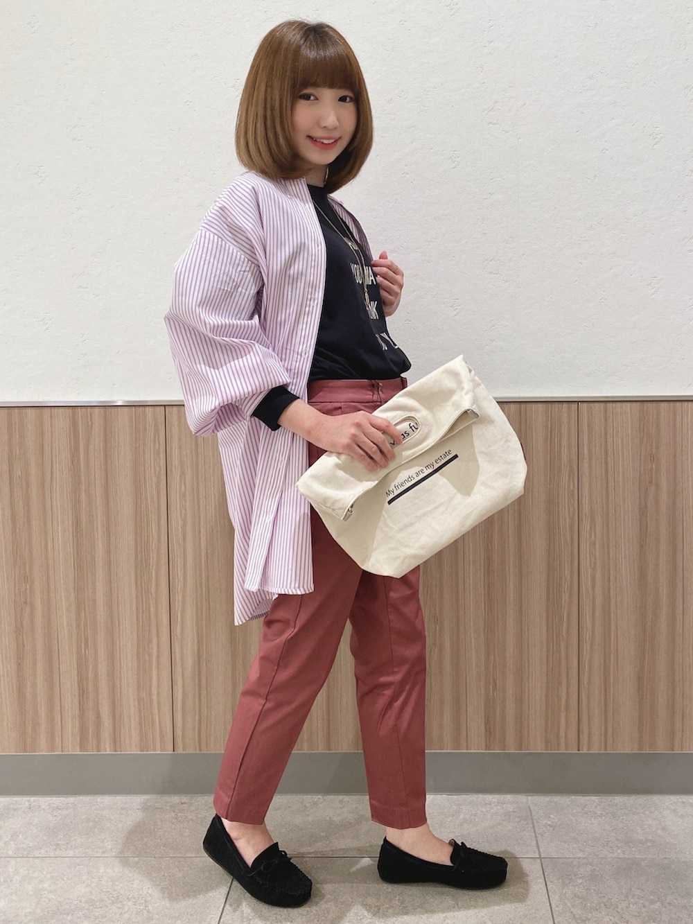 パープル系のシャツ/ブラウス、ピンク系のその他パンツ、ホワイト系のトートバッグを着用したレディースの春コーディネートの2枚目の写真