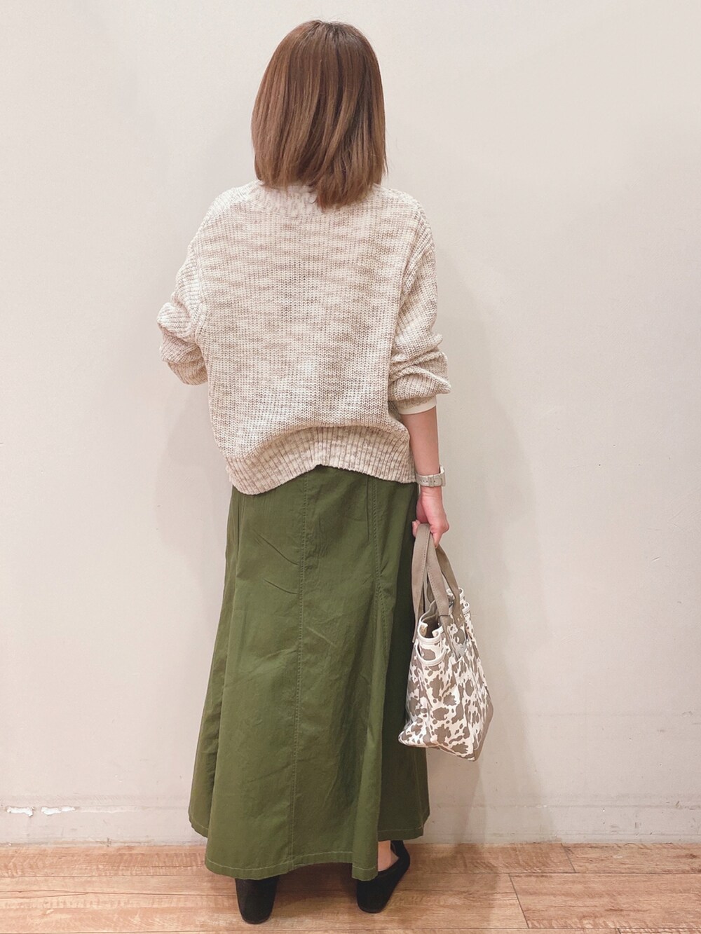 ホワイト系のTシャツ/カットソー、ベージュ系のカーディガン/ボレロ、ブラック系のその他シューズを着用したレディースの春コーディネートの3枚目の写真