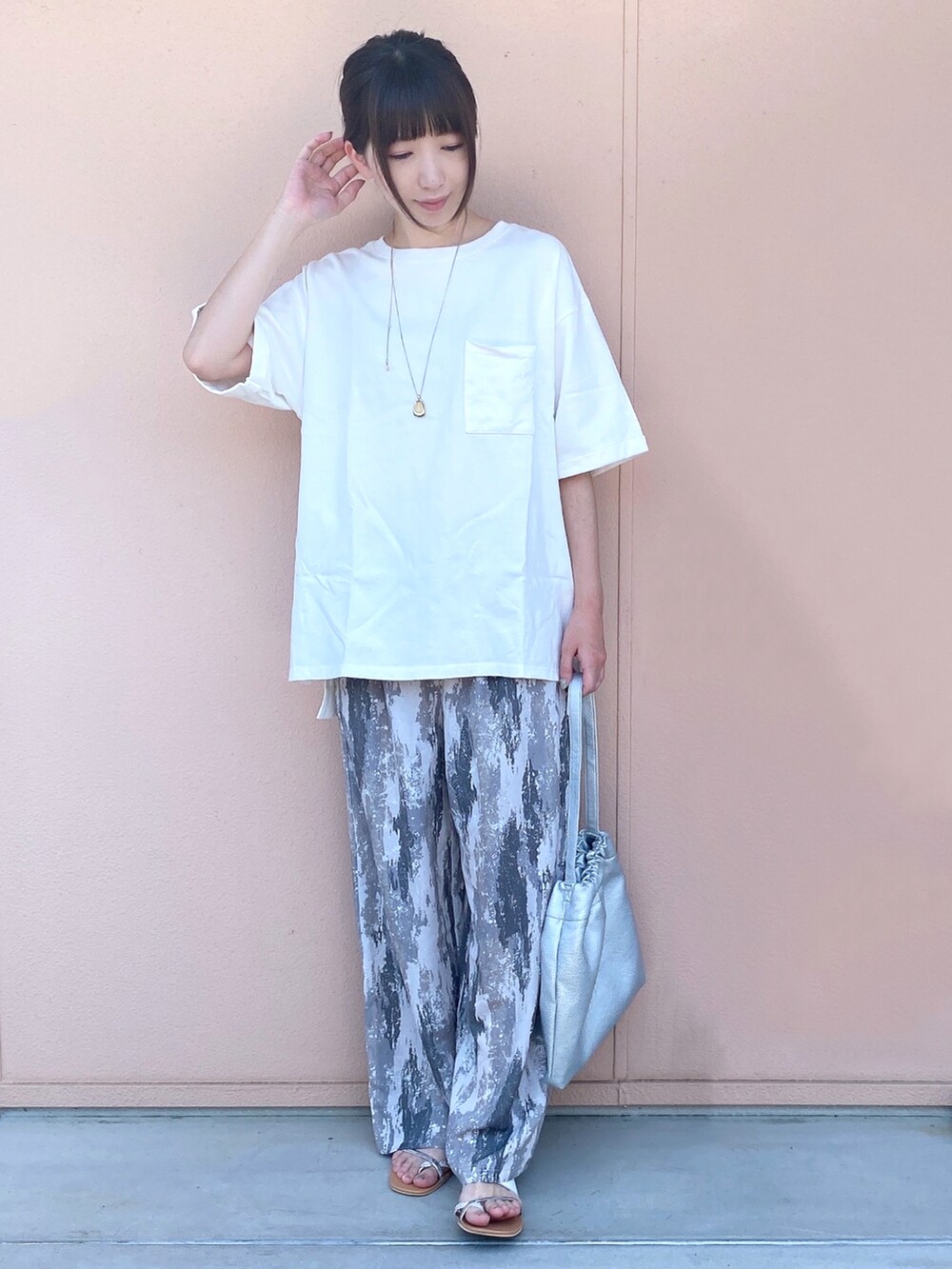 ホワイト系のTシャツ/カットソー、ブラック系のその他パンツ、ベージュ系のサンダルを着用したレディースの夏コーディネートの2枚目の写真