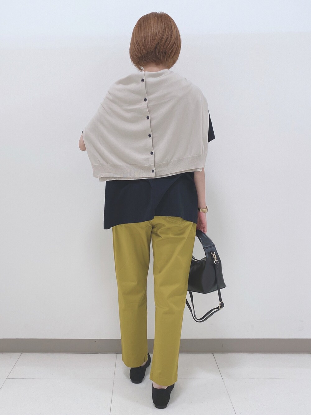 ブラック系のTシャツ/カットソー、イエロー系のその他パンツ、ブラック系のパンプスを着用したレディースの夏コーディネートの3枚目の写真