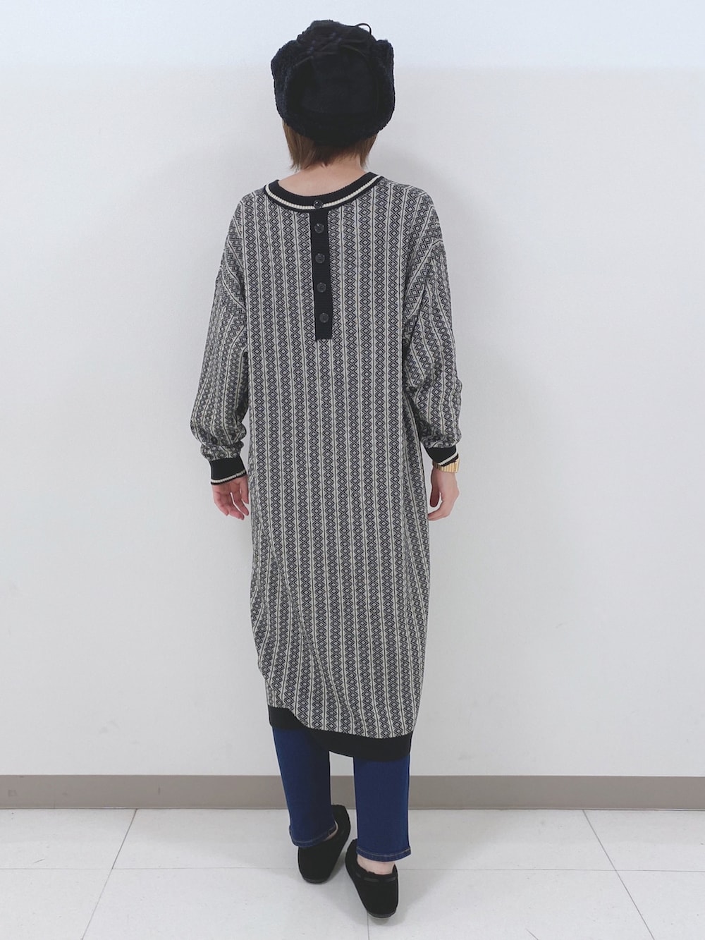ブラック系のワンピース、ブルー系のデニムパンツ、ブラック系のその他シューズを着用したレディースの秋コーディネートの3枚目の写真