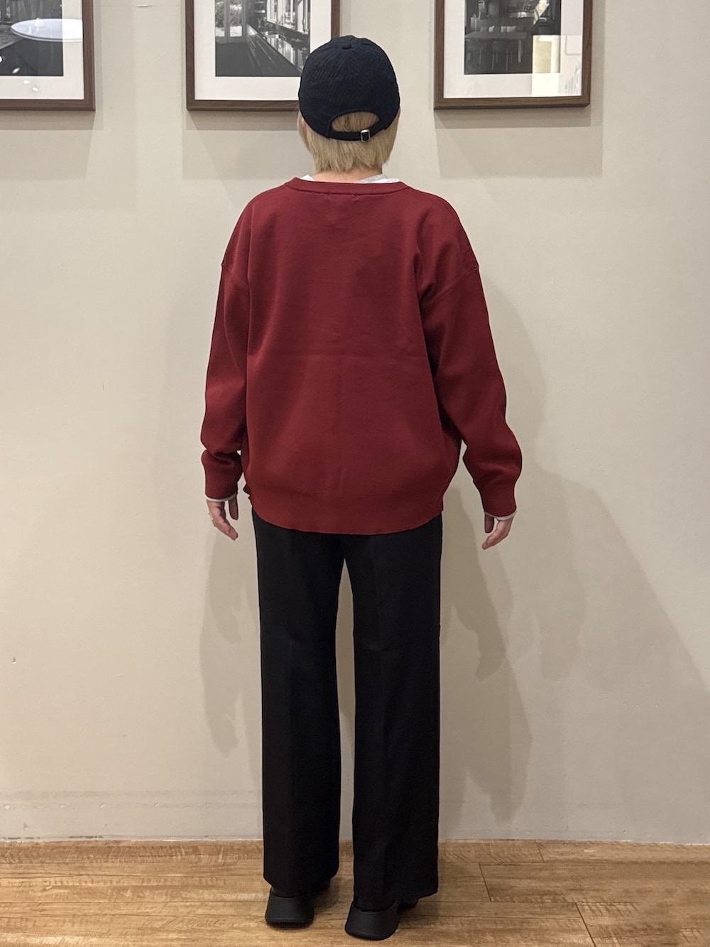 レッド系のカーディガン/ボレロ、グレー系のTシャツ/カットソー、ブラック系のその他パンツを着用したレディースの秋コーディネートの3枚目の写真