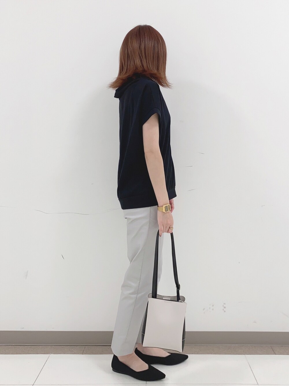 ブラック系のTシャツ/カットソー、グレー系のその他パンツ、ブラック系のパンプスを着用したレディースの夏コーディネートの2枚目の写真