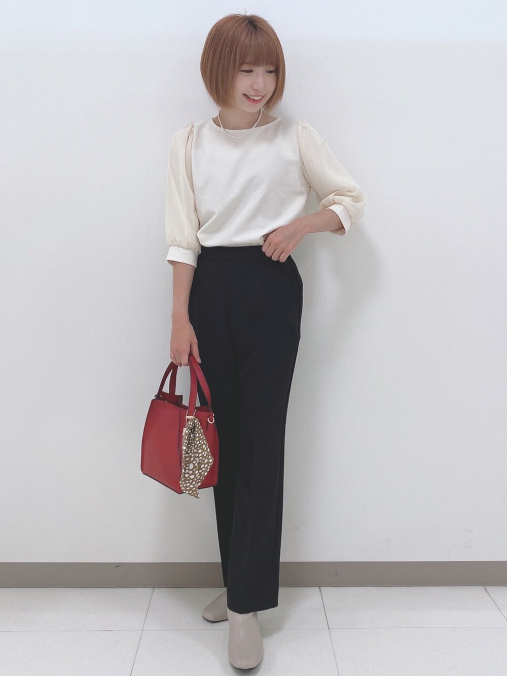 ホワイト系のTシャツ/カットソー、ブラック系のその他パンツ、レッド系のショルダーバッグを着用したレディースの秋コーディネートの4枚目の写真