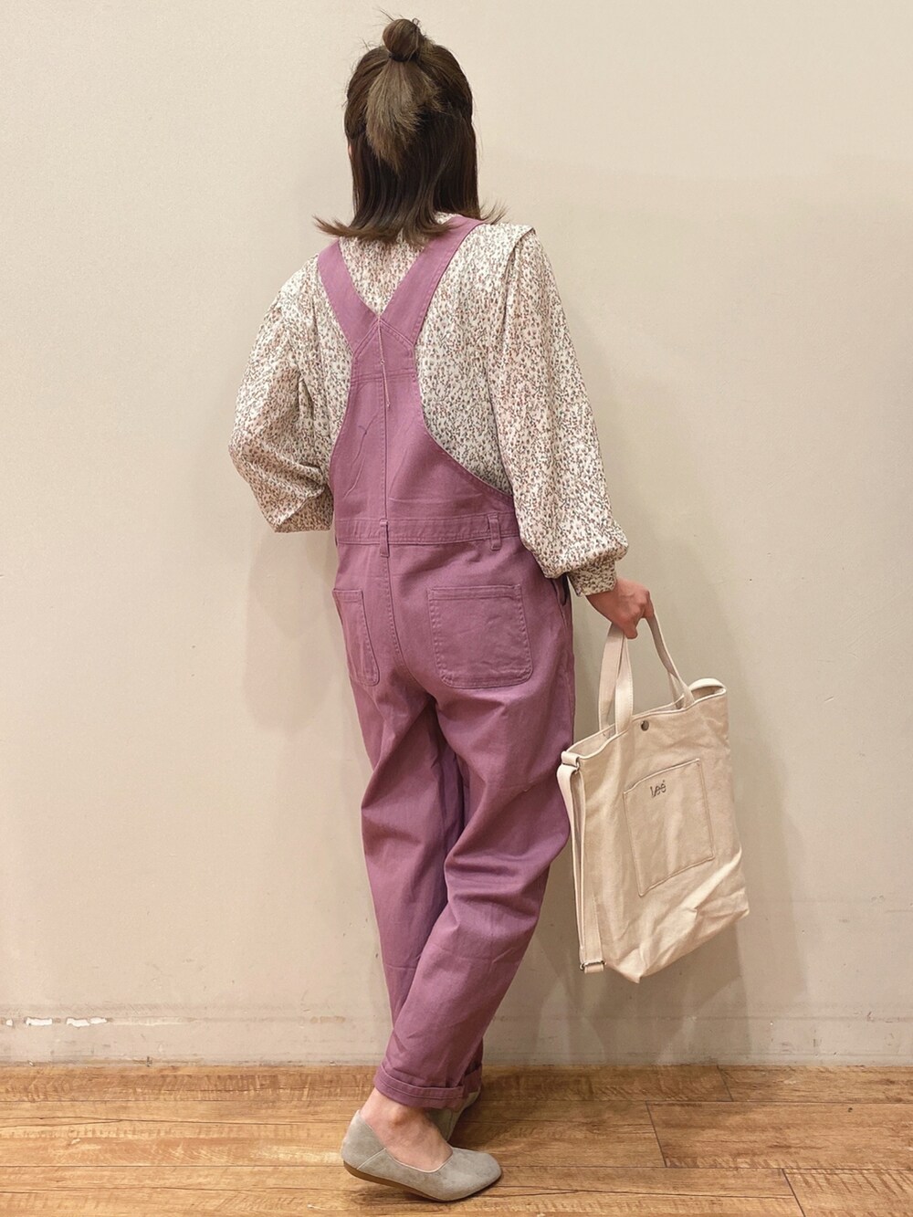 パープル系のサロペット/オーバーオール、ベージュ系のチュニック、ホワイト系のトートバッグを着用したレディースの春コーディネートの3枚目の写真