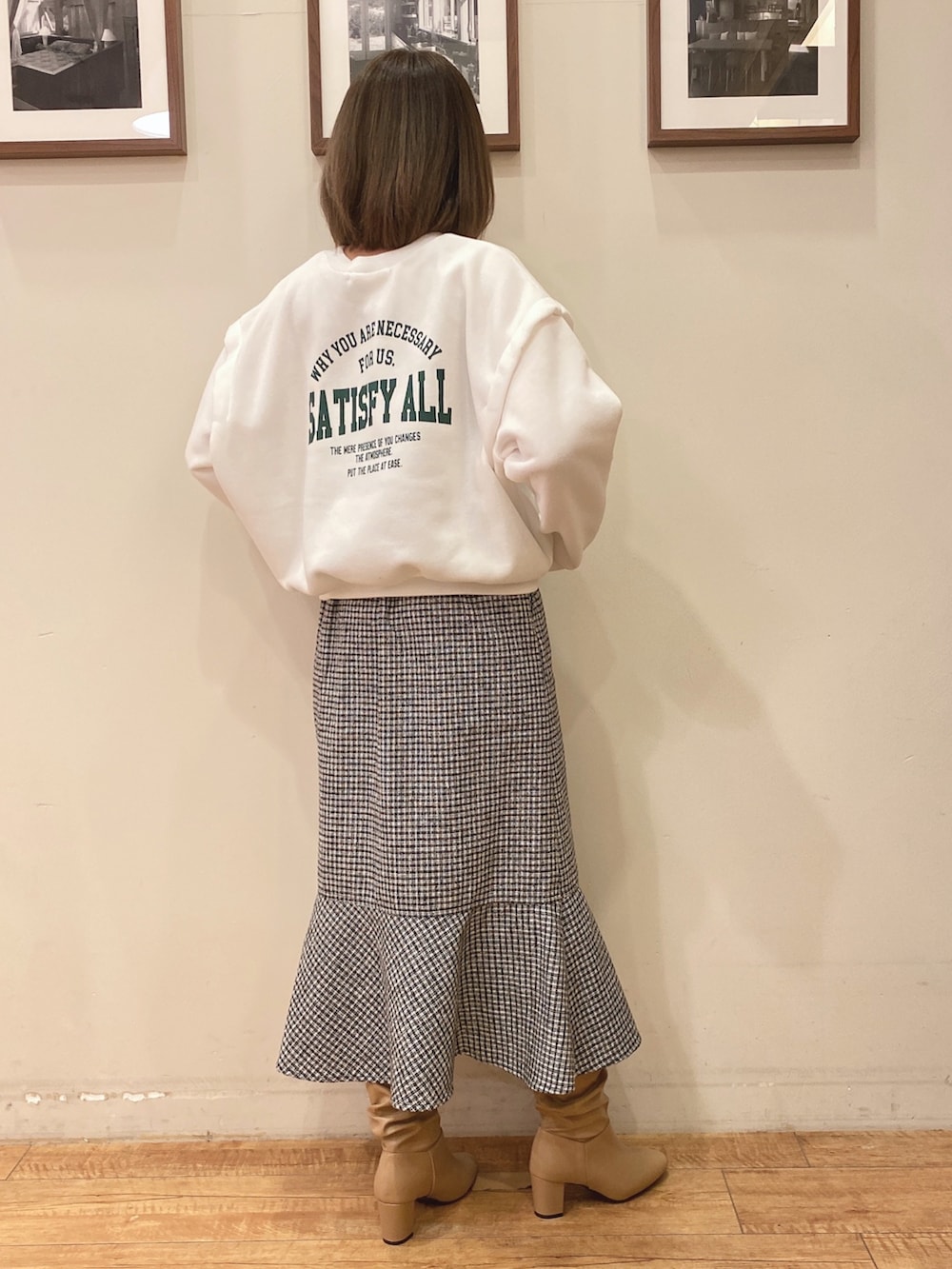 ホワイト系のスウェット、ブルー系のブルゾン、ブラック系のスカートを着用したレディースの冬コーディネートの4枚目の写真