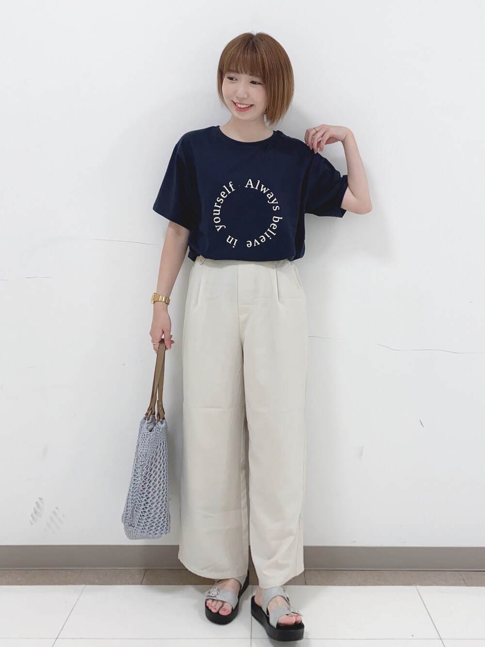 ブルー系のTシャツ/カットソー、ベージュ系のその他パンツ、シルバー系のサンダルを着用したレディースの夏コーディネートの4枚目の写真