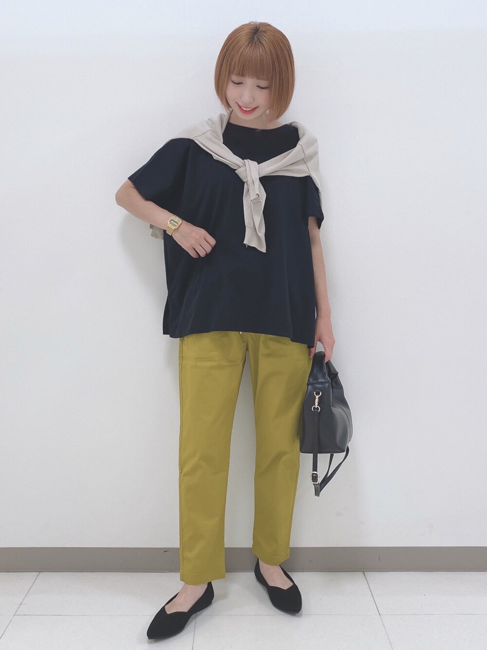 ブラック系のTシャツ/カットソー、イエロー系のその他パンツ、ブラック系のパンプスを着用したレディースの夏コーディネートの4枚目の写真