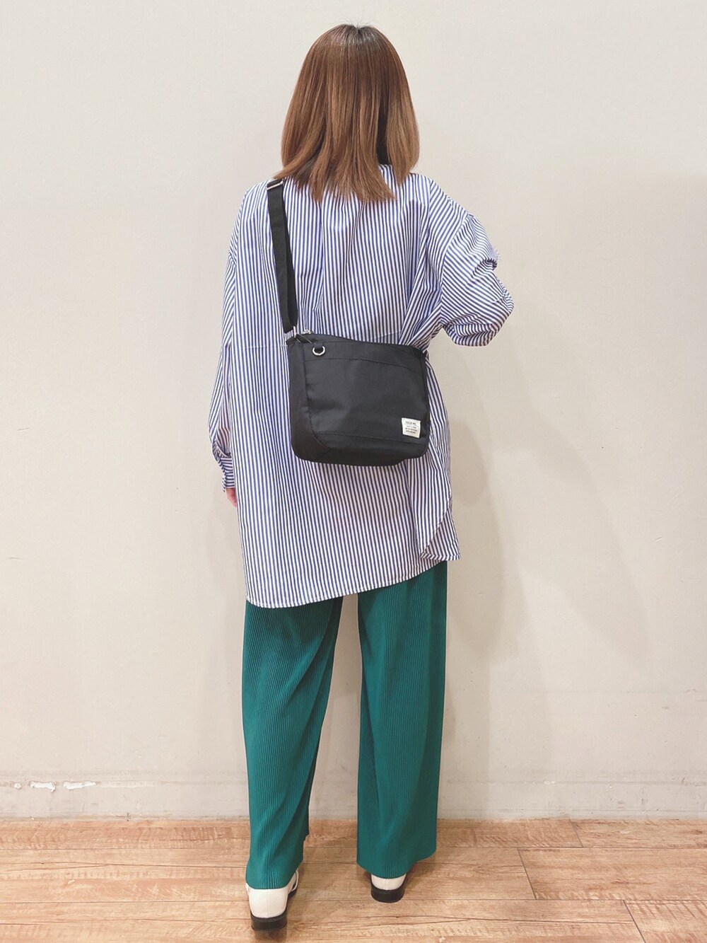 ブルー系のワンピース、グリーン系のその他パンツ、ホワイト系のシューズを着用したレディースの春コーディネートの3枚目の写真