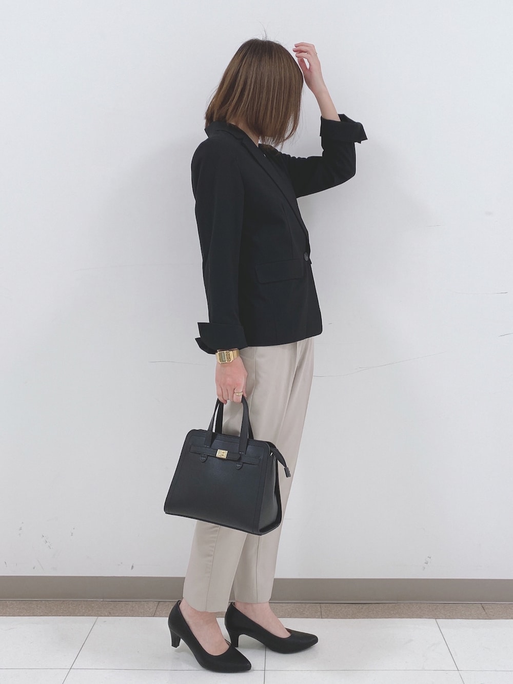 ブラック系のテーラードジャケット、ホワイト系のシャツ/ブラウス、ベージュ系のその他パンツを着用したレディースの冬コーディネートの2枚目の写真