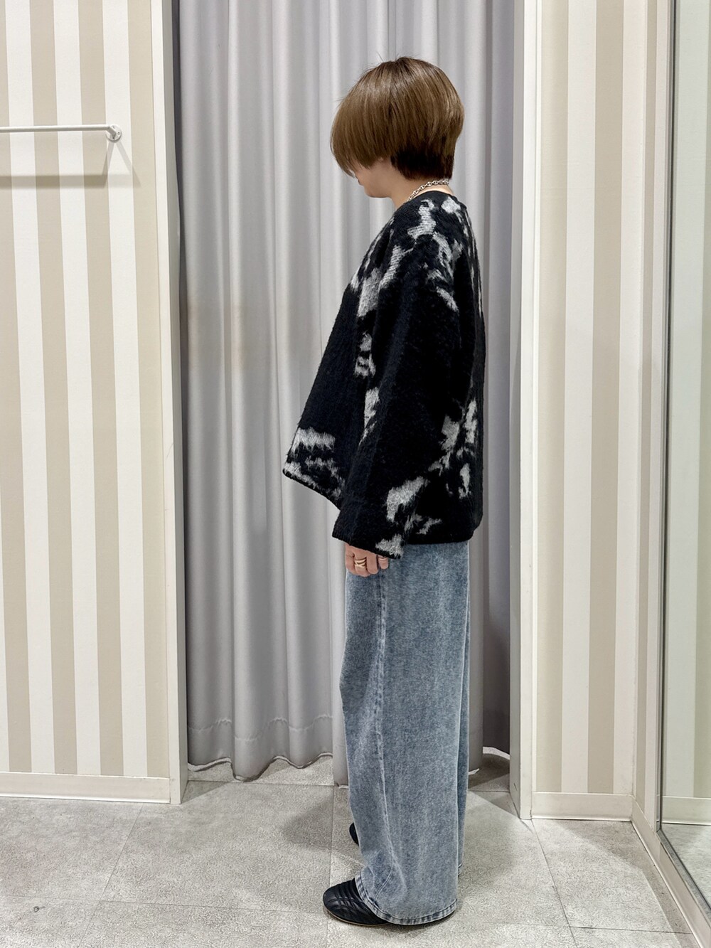 ブラック系のカーディガン/ボレロ、ブラック系のTシャツ/カットソー、ブルー系のデニムパンツを着用したレディースの秋コーディネートの2枚目の写真