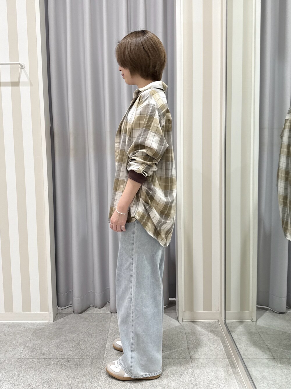 ベージュ系のシャツ/ブラウスを着用したレディースの秋コーディネートの2枚目の写真