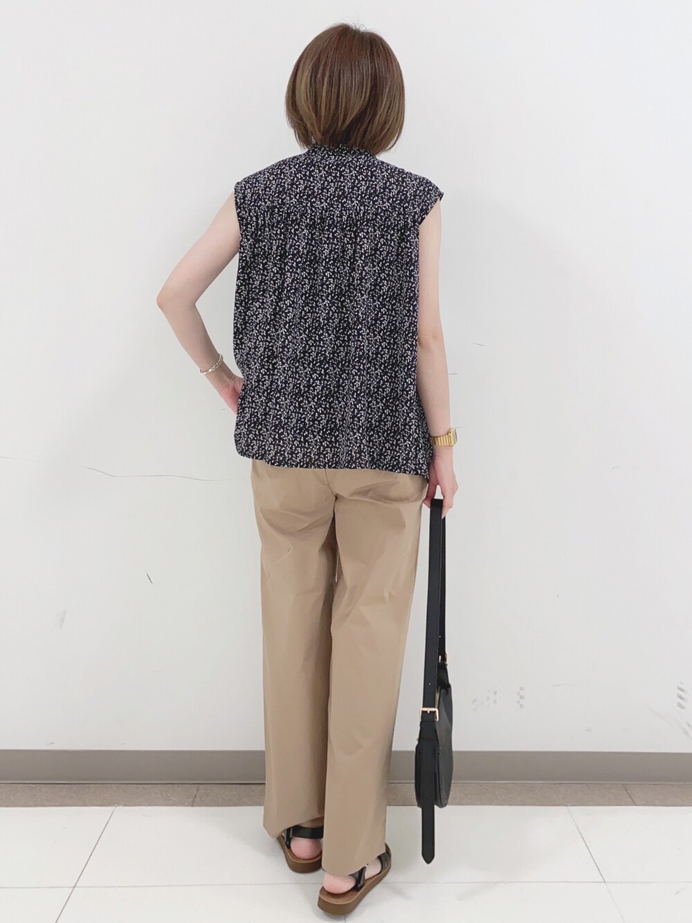 ブラック系のシャツ/ブラウス、ベージュ系のその他パンツ、ブラック系のサンダルを着用したレディースの夏コーディネートの3枚目の写真