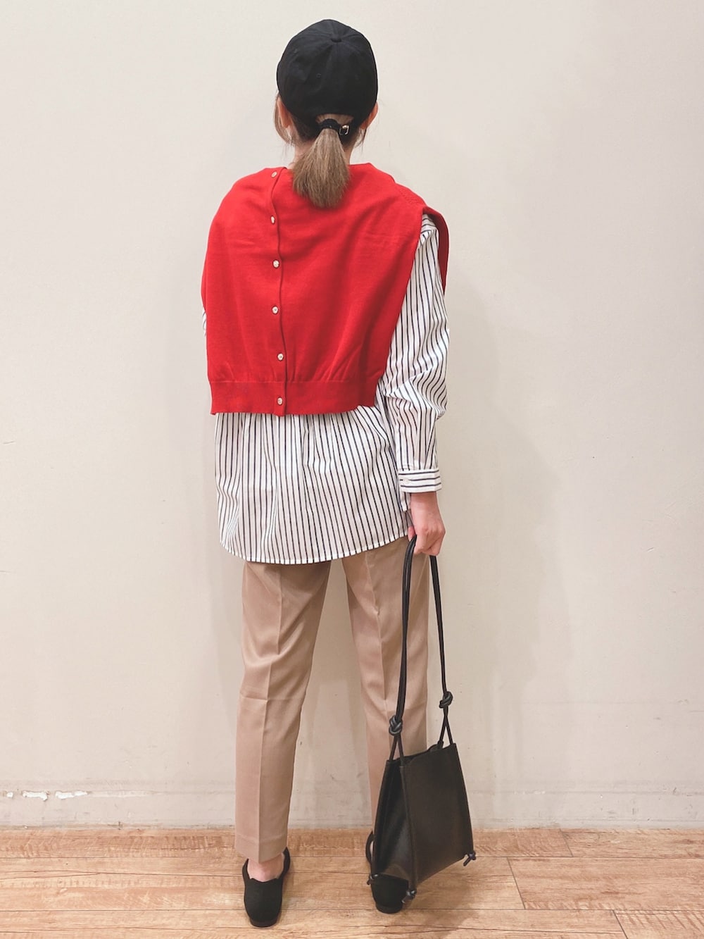 ブルー系のその他トップス、レッド系のカーディガン/ボレロ、ベージュ系のその他パンツを着用したレディースの春コーディネートの3枚目の写真