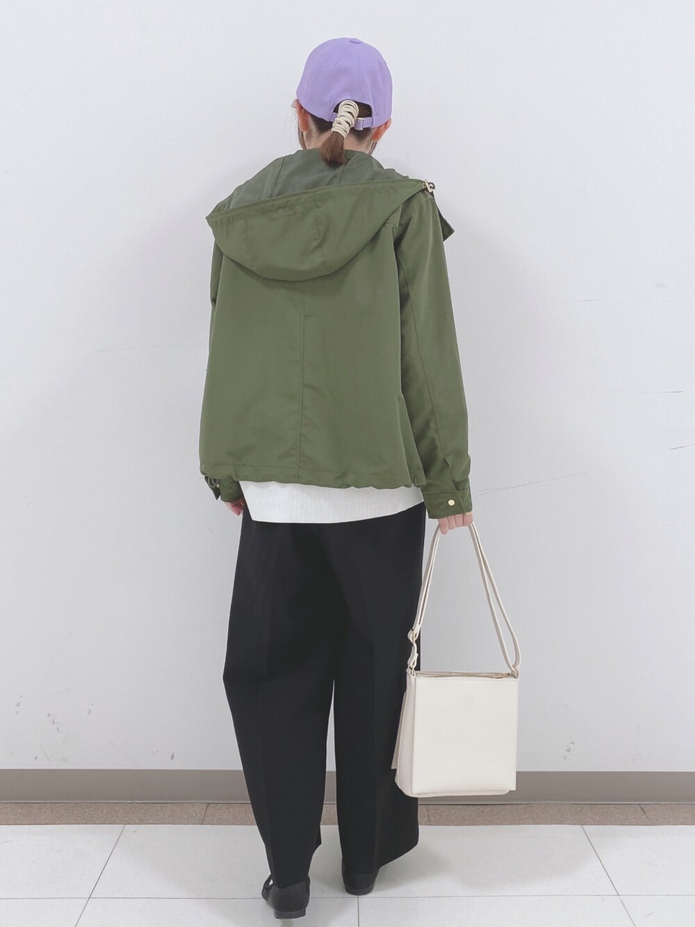 ブラック系のニット/セーター、グリーン系のブルゾン、ブラック系のその他パンツを着用したレディースの春コーディネートの3枚目の写真