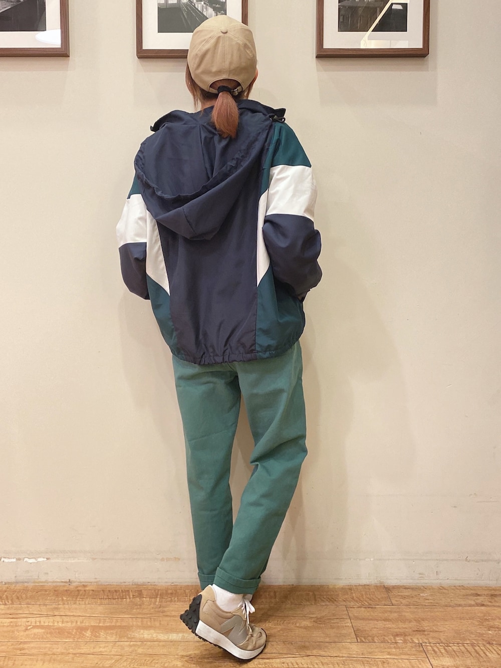 グリーン系のデニムパンツ、ホワイト系のスウェット、ブルー系のブルゾンを着用したレディースの冬コーディネートの2枚目の写真