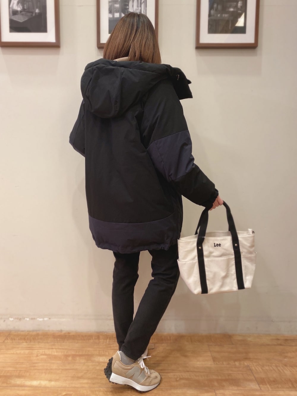 ブラック系のその他アウター、ベージュ系のTシャツ/カットソー、ブラック系のその他パンツを着用したレディースの冬コーディネートの3枚目の写真