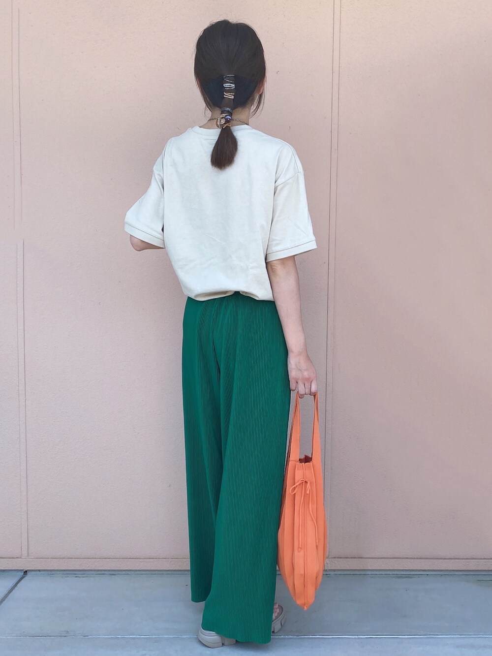 ベージュ系のTシャツ/カットソー、グリーン系のその他パンツ、ベージュ系のサンダルを着用したレディースの夏コーディネートの2枚目の写真