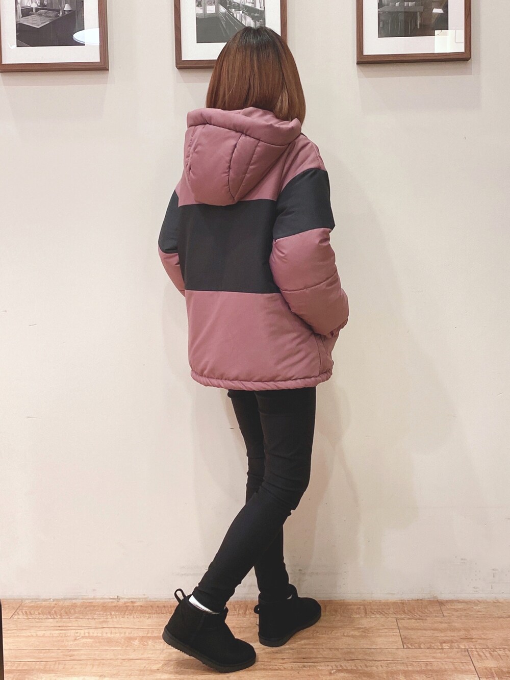 ピンク系のブルゾン、ブラック系のその他パンツ、ブラック系のブーツを着用したレディースの冬コーディネートの2枚目の写真