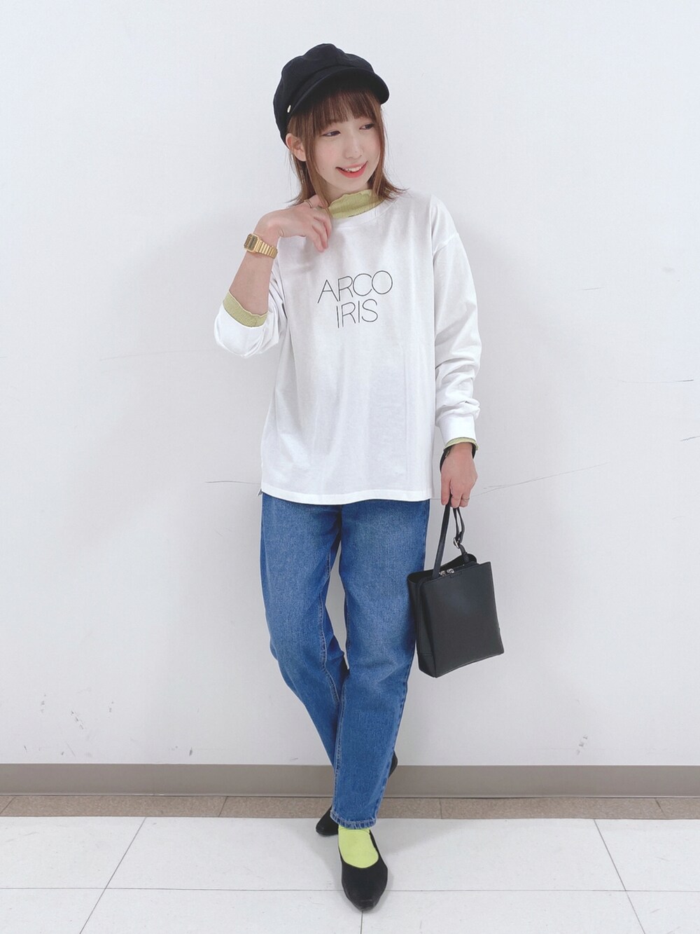 ホワイト系のTシャツ/カットソー、イエロー系のTシャツ/カットソー、ブルー系のデニムパンツを着用したレディースの春コーディネートの4枚目の写真