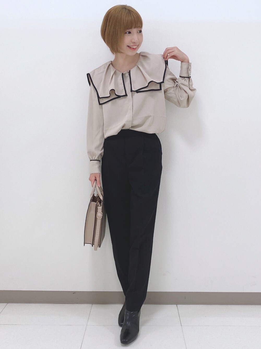ベージュ系のシャツ/ブラウス、ブラック系のその他パンツ、ベージュ系のバッグを着用したレディースの夏コーディネートの4枚目の写真