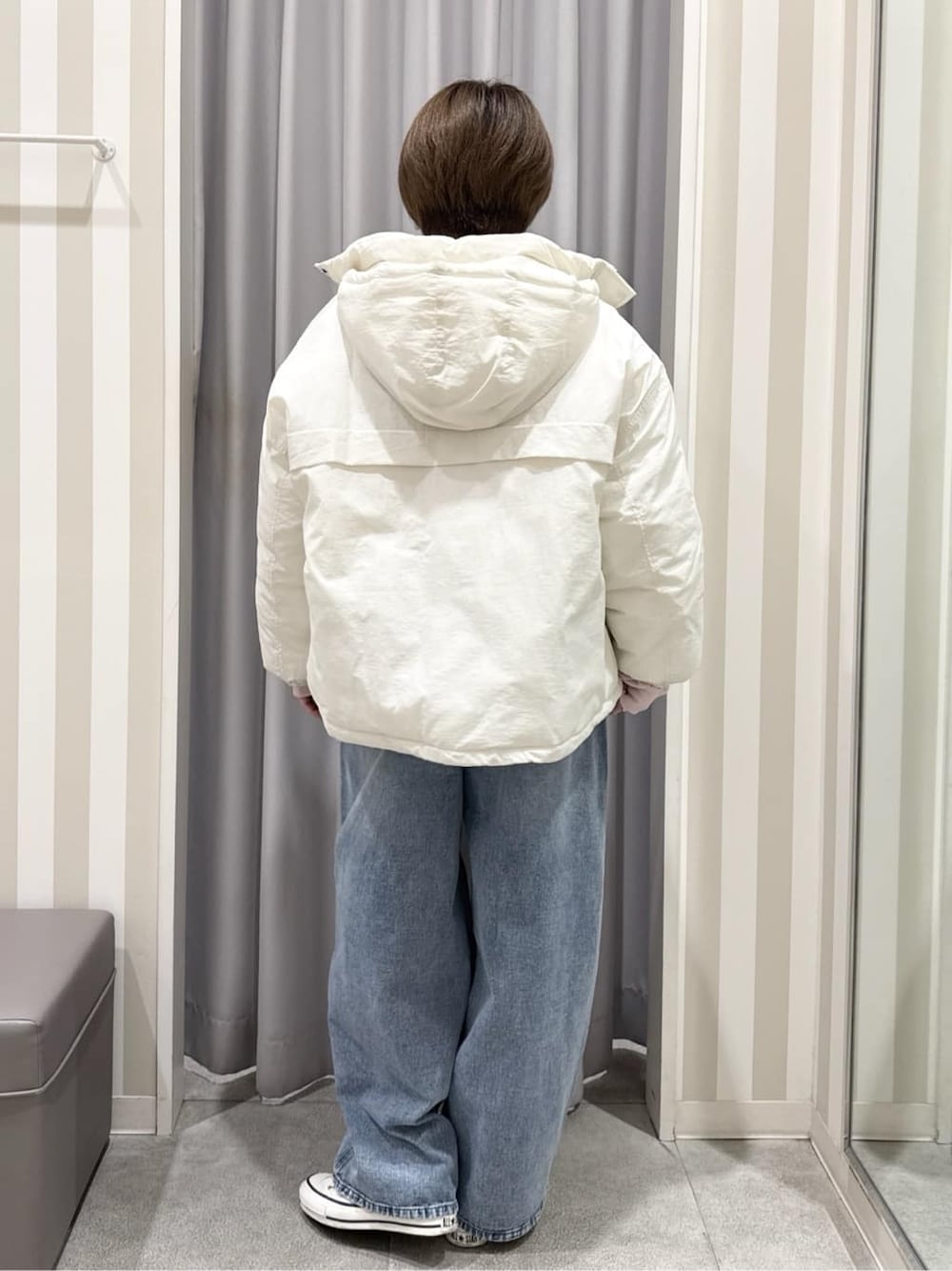ホワイト系のその他アウター、ピンク系のスウェット、ブルー系のデニムパンツを着用したレディースの秋コーディネートの3枚目の写真