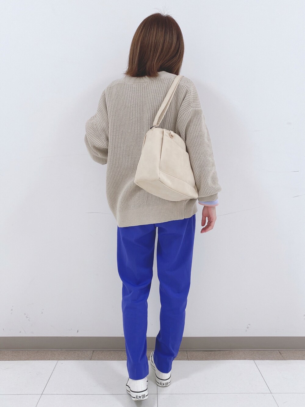 ピンク系のTシャツ/カットソー、ベージュ系のカーディガン/ボレロ、ブルー系のその他パンツを着用したレディースの春コーディネートの3枚目の写真