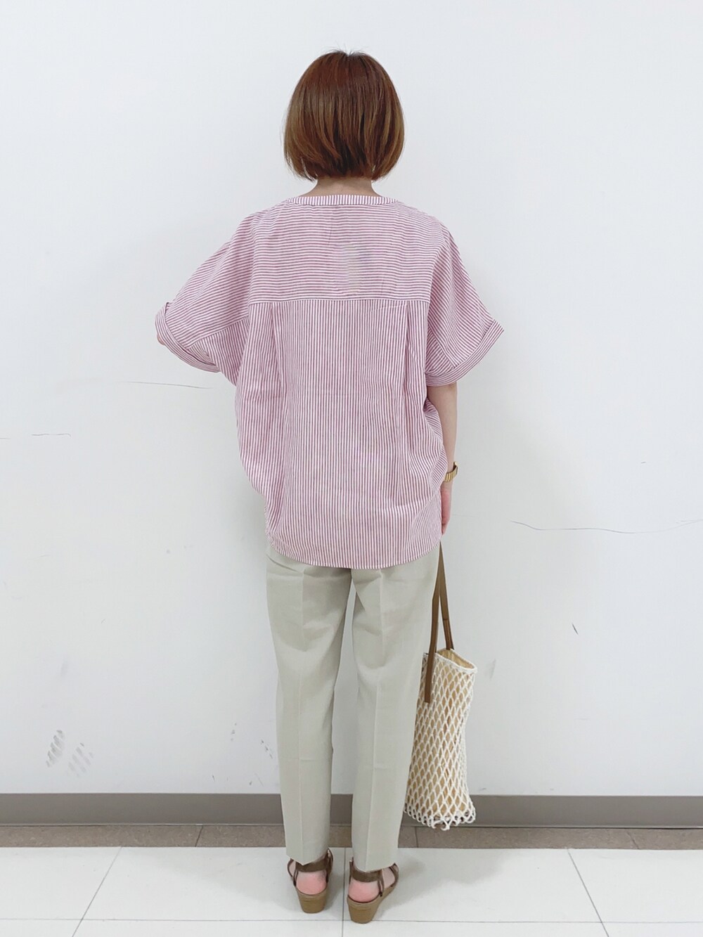 ピンク系のシャツ/ブラウス、ベージュ系のその他パンツ、ベージュ系のサンダルを着用したレディースの夏コーディネートの3枚目の写真