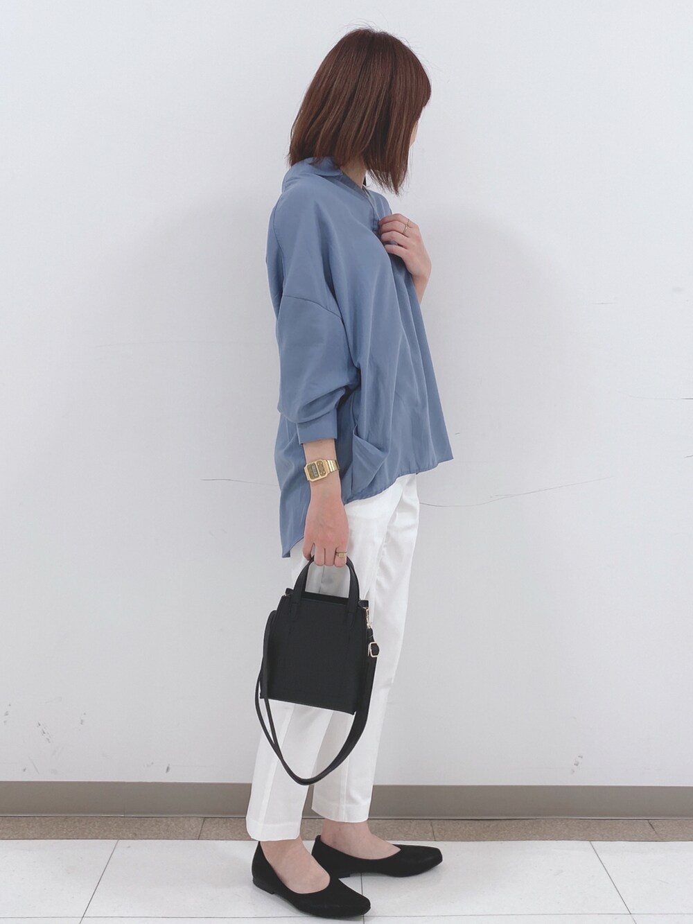 ブルー系のシャツ/ブラウス、ホワイト系のその他パンツ、ブラック系のパンプスを着用したレディースの春コーディネートの2枚目の写真