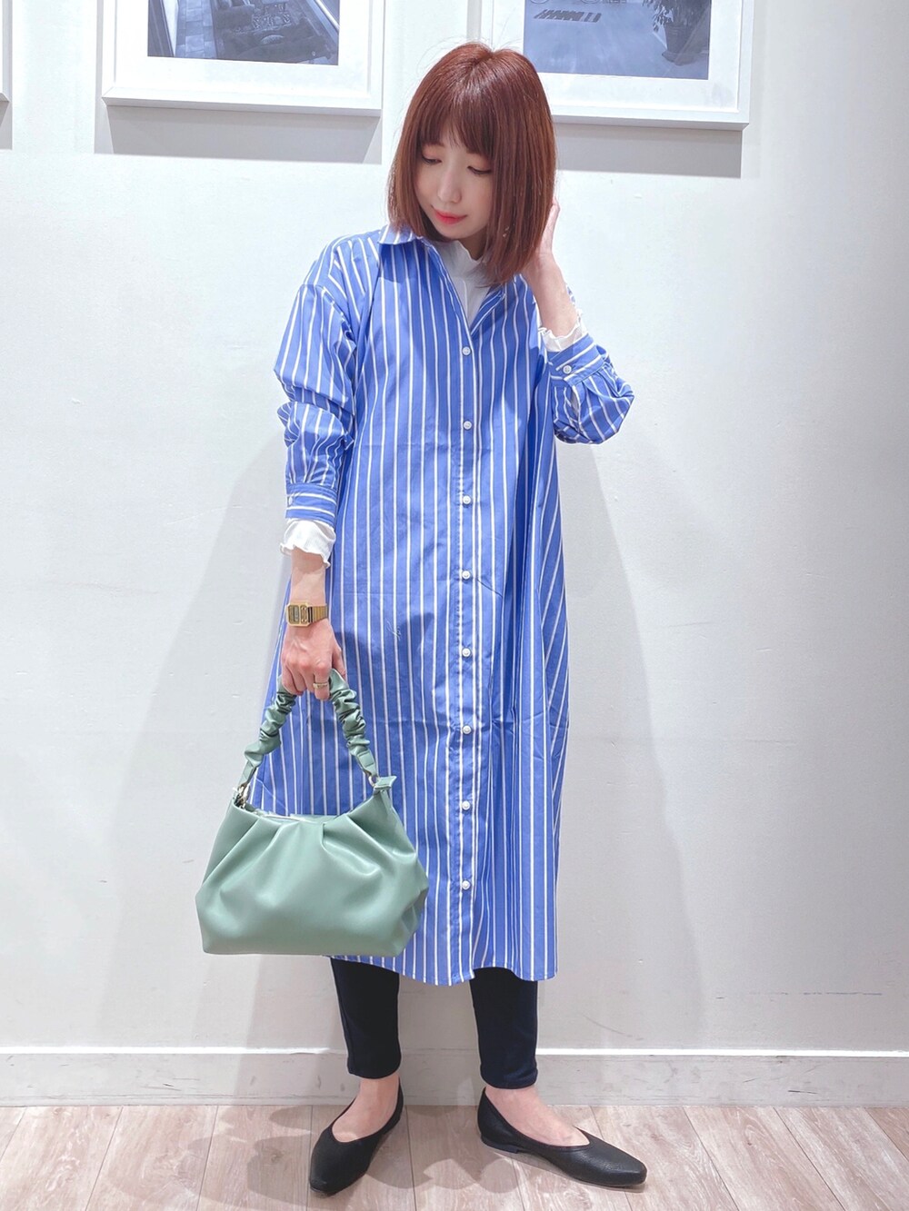 ブルー系のワンピース、ホワイト系のTシャツ/カットソー、ブラック系のその他パンツを着用したレディースの春コーディネートの2枚目の写真